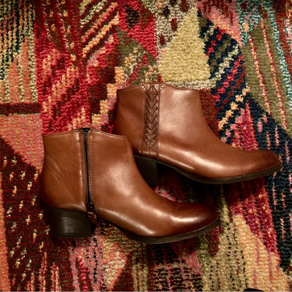 Like New Clarks Artisan Leather Booties (9.5M)
